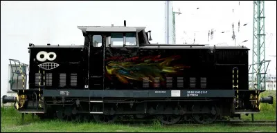 Suit son train-train en ruminant.