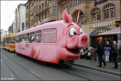 Serpent souvent représenté en train d'avaler un humain.