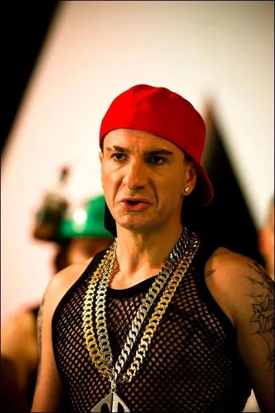 Quel style de musique chante Fatal ?