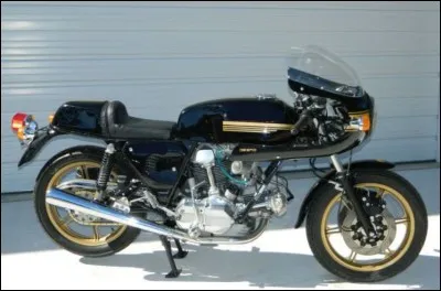 Quelle est cette moto bicylindre en L ?