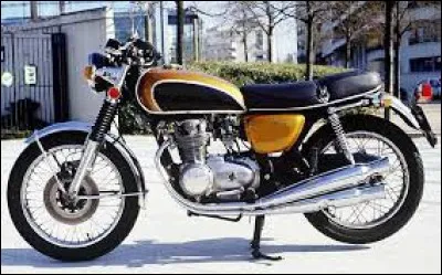 Renaud l'a fauchée et roule à 200 ! ça c'est dans la chanson
Quelle est cette moto ?