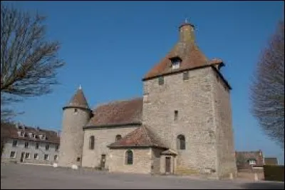 Nous partons en Bourgogne-Franche-Comté visiter l'église fortifiée Saint-Laurent de Manlay. Commune de l'arrondissement de Beaune, elle se trouve dans le département ...