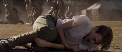 Dans cette scène, pendant que Steve saute sur la grenade, que font les autres ?