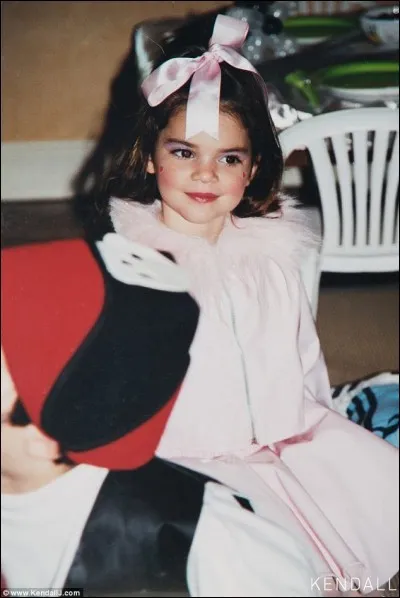 Qui cette enfant très coquette ?