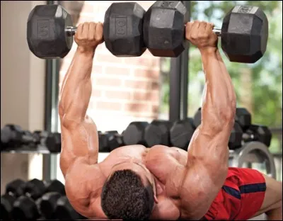 En cas de point fort épaule, pour solliciter les pectoraux, je dois :