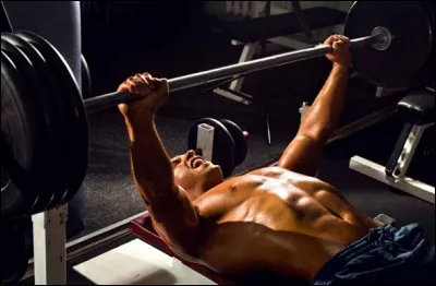 Les pectoraux/les tendons sont sur-étirés lorsque :