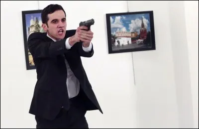 Quelqu'un nargue un baron, celui-ci se fâche et le tue. C'est un meurtre et non un assassinat.