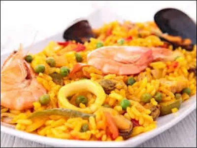 Quelle épice colore le riz de la paella ?