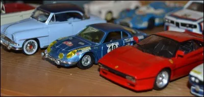 Quelles sont les trois voitures que l'on voit sur cette photo (au premier plan bien sûr) ?