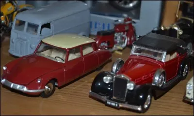 Un fourgon et deux voitures.