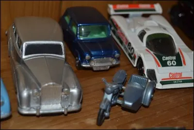 Uniquement les voitures, pas la moto avec le side-car !