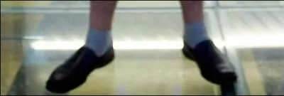 A qui appartiennent les pieds sur la photo ci-dessous ?