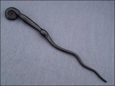 À qui est cette baguette ? 
(Un peu biscornue)