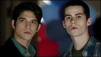 Dans le tout premier épisode de la saison 1, que font Scott et Stiles dans la nuit ?