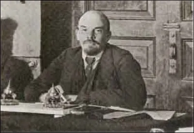 Quelles sont les deux premières décisions adoptées par le nouveau pouvoir bolchévique ?