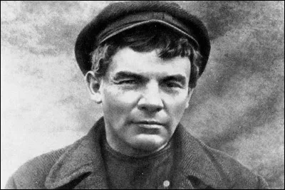 Où se trouve Lénine entre juillet et les jours qui précèdent la révolution d'octobre ?