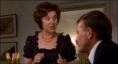 Il souffre, beaucoup, à chaque dîner que lui prépare son épouse, fan de cuisine française, cet inspecteur de la police britannique. On a rarement vu à l'écran des plats aussi répugnants. Quel est ce film ?