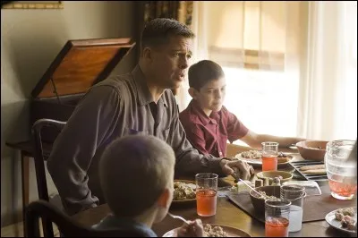Qu'ils sont durs ces dîners à la maison, maison dont le père de famille, joué par Brad Pitt, fait froid dans le dos. Quel est ce film ?