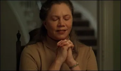 Encore un joyeux dîner que celui-ci, avec sa très pieuse mère de famille, laquelle famille, mais elle l'ignore, est sur le chemin de la disparition. Quel est ce film ?