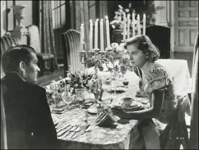 Dans ce grand classique, réalisé par Alfred Hitchcock, les dîners ne sont guère joyeux non plus, la faute à une domesticité étrange, à une maîtresse de maison mal à l'aise et à un châtelain cachant un lourd secret. Quel est ce film ?