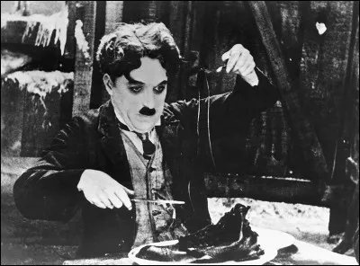 Terrible dîner que celui-ci. Charlot en est amené à déguster avec grâce ses lacets et ses chaussures. Ce fameux film, datant de 1925, est ?