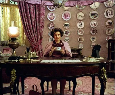 Pour vivre heureux, vivons dans le rose, ce doit être l'adage de la nouvelle directrice de Poudlard. Quel animal est caché ?