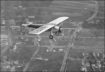 Charles Lindbergh traverse l'Atlantique. C'est aussi l'année de naissance de Juliette Gréco. De quelle année s'agit-il ?