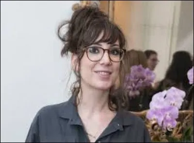 Une fois par semaine, l'humoriste Nora Hamzawi présente sa rubrique "Nora a la réponse". Que fait-elle dans cette rubrique ?