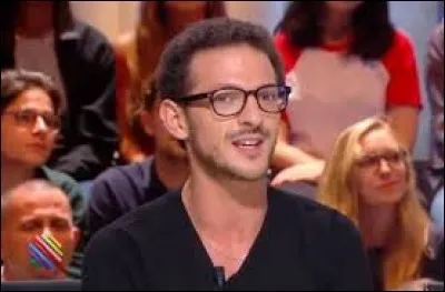 Qui présente une fois par semaine la rubrique "Q comme Kiosque" qui est une revue de presse parodique ?