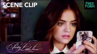 Quand Spencer va voir Aria (quand Aria a fait une mission de A.D et que les filles ne l'ont pas accepté), que lui dépose-t-elle ?