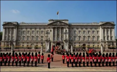 Les poils de quel animal utilise-t-on pour fabriquer les bonnets des Welsh Guards de Buckingham Palace ?