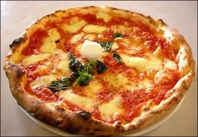 La pizza Margherita comporte de la tomate, du basilic et :