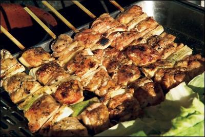 Les yakitori sont des brochette japonaises initialement  base :