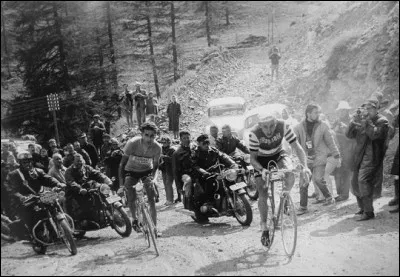 Jacques Anquetil est le premier à remporter un 4e Tour de France - il triomphera encore l'année suivante. C'est aussi l'année de la mort d'Edith Piaf. De quelle année s'agit-il ?