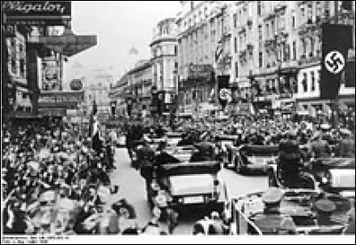 C'est l'année de l'Anschluss : Hitler occupe et annexe l'Autriche ; c'est aussi l'année de la naissance de Romy Schneider. De quelle année s'agit-il ?