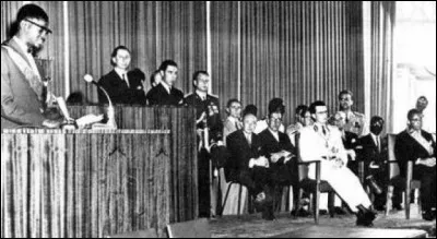 C'est l'année de l'indépendance de 17 pays d'Afrique ; c'est aussi l'année de la naissance de Yannick Noah. De quelle année s'agit-il ?