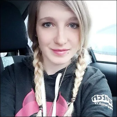 De quelle couleur sont ses cheveux ? De couleur ...