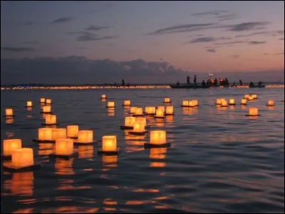 Que font les familles japonaises pour clôturer la fête des morts ?
