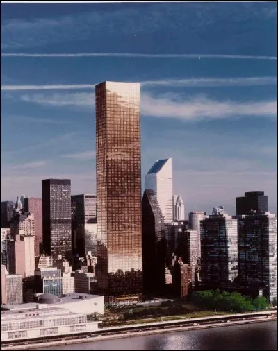 Difficile de ne pas en traiter, c'est un immeuble résidentiel, vous pouvez même y côtoyer la famille du Président des États-Unis.
Les condos y sont vendus à des prix effarants et des célébrités, y ont pied à terre dont, Harisson Ford et Sophia Loren.