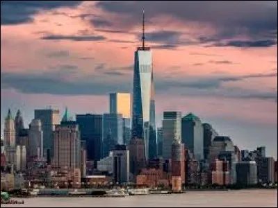 Il occupe une place historique. Il porte le même nom que la Tour nord des Tours Jumelles. C'est le quatrième plus haut édifice au monde. Sa hauteur en pieds, donne exactement l'année de l'Indépendance des États-unis, soit 1776 pieds ! Il est déjà de légende.