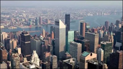 Il possède un sommet et une couleur qui le font repairer de loin. Ses ascenseurs uniques à 2 étages, pour arrêts aux étages pairs et impairs, offrant un service supérieur.