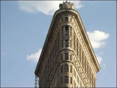 Sa façade ne fait que 1,85 mètres... Il est situé aux coins de Broadway et de la Cinquième Avenue, face à Madison Square : Broadway étant la seule rue ne figurant pas à angle droit de tout Manhattan, l'édifice a été construit en forme de fer à repasser, du moins, tels qu'ils étaient à l'époque.