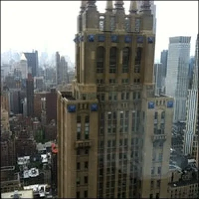 Datant du début des années 30, il est situé sur Park Avenue : il a fier allure avec ses fenêtres de style gothique aux étages supérieures.