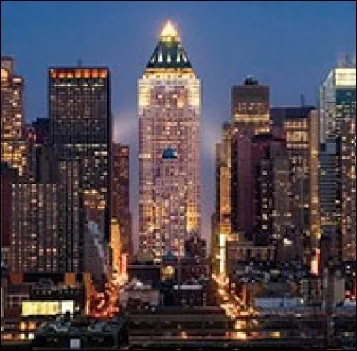 Le gratte-ciel est recouvert d'un toit en cuivre. Un espace vert, La Plaza, est situé au centre de l'ensemble : elle comporte aujourd'hui une quarantaine d'arbres et, en son centre, on retrouve une fontaine !