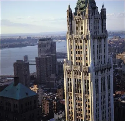 C'est l'un des plus anciens gratte-ciel de Manhattan. Il fut le siège social d'une chaîne de magasins à bas prix qui s'étendait dans toute l'Amérique du Nord. Son style est néo-gothique et ses étages supérieurs en forme de pyramides de même que sa tour, en font un immeuble remarquable.