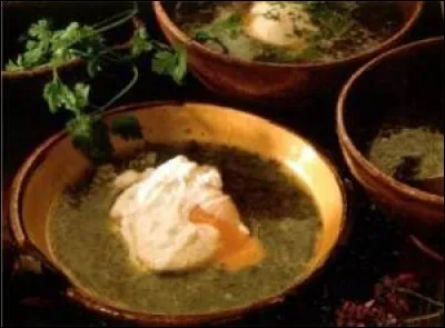 La bourriquette est une soupe cuisinée en Limousin. Elle est composée d'oseille, d'échalotes et de pommes de terre. Quel ingrédient ajoute-t-on avant de la déguster ?
