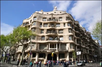 Dans quelle ville europ&eacute;enne, l'architecte espagnol Antoni Gaudi est-il particuli&egrave;rement associ&eacute; aux monuments ?
