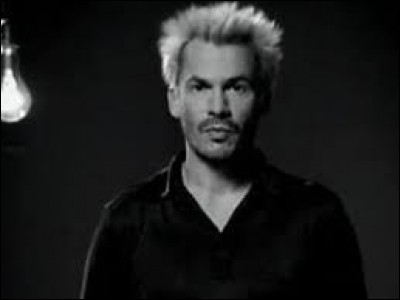Que fait Florent Pagny dans le clip vidéo de sa chanson "Savoir aimer" ?