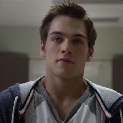 Liam se fait agresser par Nolan à cause de ce qu'il est vraiment. Qui est intervenu à la fin de la bagarre ?