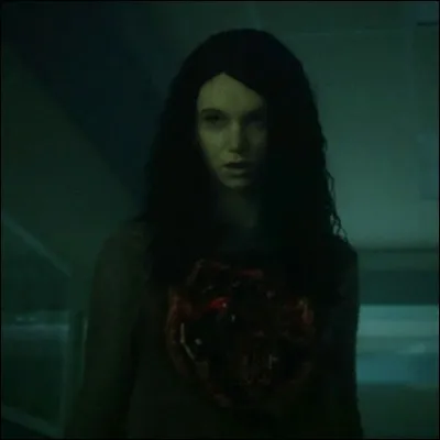 Théo fait un rêve dans lequel il est à l'hôpital, dans la morgue, et se fait attaquer par quelqu'un qui lui arrache le cur. Qui était cette personne ?